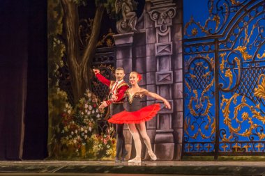 Odessa, Ukrayna - 17 Temmuz 2019: Bale. Odessa Opera Tiyatrosu sahnesinde klasik bale. Sahnede bale dansçıları klasik parçalar, dünya klasik dans şarkıları