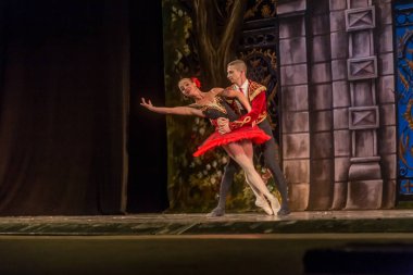 Odessa, Ukrayna - 17 Temmuz 2019: Bale. Odessa Opera Tiyatrosu sahnesinde klasik bale. Sahnede bale dansçıları klasik parçalar, dünya klasik dans şarkıları