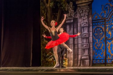 Odessa, Ukrayna - 17 Temmuz 2019: Bale. Odessa Opera Tiyatrosu sahnesinde klasik bale. Sahnede bale dansçıları klasik parçalar, dünya klasik dans şarkıları