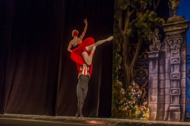 Odessa, Ukrayna - 17 Temmuz 2019: Bale. Odessa Opera Tiyatrosu sahnesinde klasik bale. Sahnede bale dansçıları klasik parçalar, dünya klasik dans şarkıları