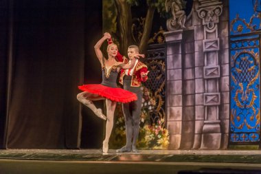 Odessa, Ukrayna - 17 Temmuz 2019: Bale. Odessa Opera Tiyatrosu sahnesinde klasik bale. Sahnede bale dansçıları klasik parçalar, dünya klasik dans şarkıları