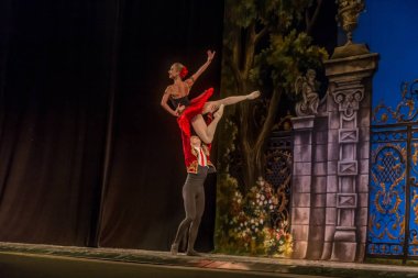Odessa, Ukrayna - 17 Temmuz 2019: Bale. Odessa Opera Tiyatrosu sahnesinde klasik bale. Sahnede bale dansçıları klasik parçalar, dünya klasik dans şarkıları