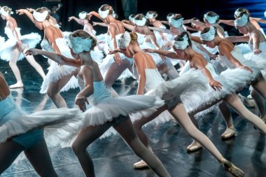Odessa, Ukrayna - 17 Temmuz 2019: Bale. Odessa Opera Tiyatrosu sahnesinde klasik bale. Sahnede bale dansçıları klasik parçalar, dünya klasik dans şarkıları