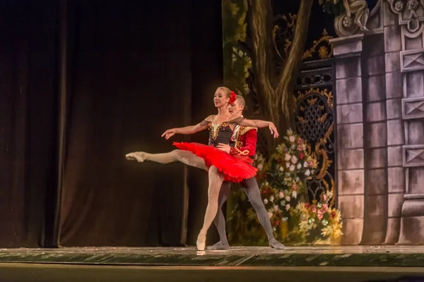 Odessa, Ukrayna - 17 Temmuz 2019: Bale. Odessa Opera Tiyatrosu sahnesinde klasik bale. Sahnede bale dansçıları klasik parçalar, dünya klasik dans şarkıları