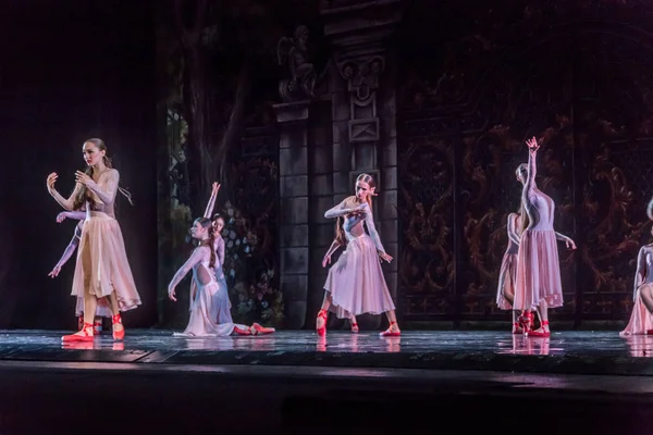 乌克兰奥德萨 2019年7月17日 芭蕾舞团 古典芭蕾在奥德萨歌剧院的舞台上 芭蕾舞演员在舞台上跳舞经典作品 世界古典舞蹈命中 — 图库照片