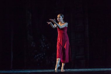 Odessa, Ukrayna - 17 Temmuz 2019: Bale. Odessa Opera Tiyatrosu sahnesinde klasik bale. Sahnede bale dansçıları klasik parçalar, dünya klasik dans şarkıları