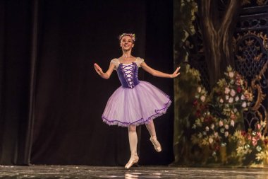 Odessa, Ukrayna - 17 Temmuz 2019: Bale. Odessa Opera Tiyatrosu sahnesinde klasik bale. Sahnede bale dansçıları klasik parçalar, dünya klasik dans şarkıları