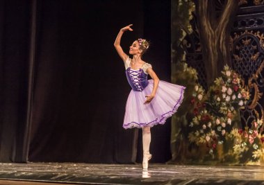 Odessa, Ukrayna - 17 Temmuz 2019: Bale. Odessa Opera Tiyatrosu sahnesinde klasik bale. Sahnede bale dansçıları klasik parçalar, dünya klasik dans şarkıları