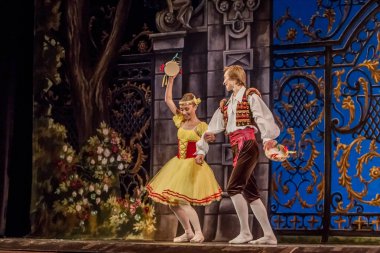 Odessa, Ukrayna - 17 Temmuz 2019: Bale. Odessa Opera Tiyatrosu sahnesinde klasik bale. Sahnede bale dansçıları klasik parçalar, dünya klasik dans şarkıları