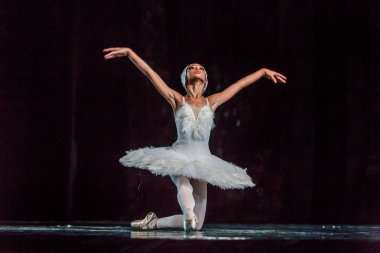 Odessa, Ukrayna - 17 Temmuz 2019: Bale. Odessa Opera Tiyatrosu sahnesinde klasik bale. Sahnede bale dansçıları klasik parçalar, dünya klasik dans şarkıları