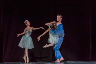 Odessa, Ukrayna - 17 Temmuz 2019: Bale. Odessa Opera Tiyatrosu sahnesinde klasik bale. Sahnede bale dansçıları klasik parçalar, dünya klasik dans şarkıları