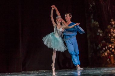 Odessa, Ukrayna - 17 Temmuz 2019: Bale. Odessa Opera Tiyatrosu sahnesinde klasik bale. Sahnede bale dansçıları klasik parçalar, dünya klasik dans şarkıları