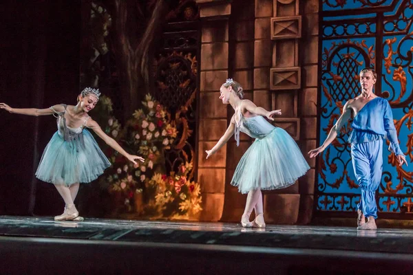 オデッサ ウクライナ 2019年7月17日 バレエ オデッサ オペラ劇場の舞台でのクラシックバレエ ステージダンスのバレエダンサーは 古典的な作品 世界のクラシックダンスのヒット — ストック写真