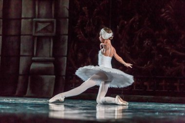 Odessa, Ukrayna - 17 Temmuz 2019: Bale. Odessa Opera Tiyatrosu sahnesinde klasik bale. Sahnede bale dansçıları klasik parçalar, dünya klasik dans şarkıları
