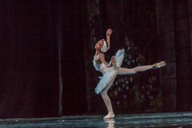 Odessa, Ukrayna - 17 Temmuz 2019: Bale. Odessa Opera Tiyatrosu sahnesinde klasik bale. Sahnede bale dansçıları klasik parçalar, dünya klasik dans şarkıları