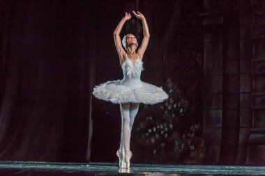 Odessa, Ukrayna - 17 Temmuz 2019: Bale. Odessa Opera Tiyatrosu sahnesinde klasik bale. Sahnede bale dansçıları klasik parçalar, dünya klasik dans şarkıları