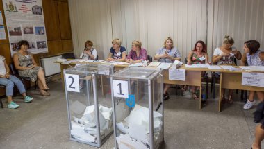 Odessa, Ukrayna - 21 Temmuz 2019: Ukrayna seçimleri. Ukrayna parlamentosuna ulusal siyasi seçimlerde seçmenler tarafından oy insanlar için yer. Seçmenler için oy sandığı. Sandık merkezinde seçmenler