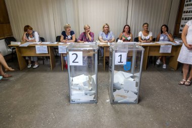 Odessa, Ukrayna - 21 Temmuz 2019: Ukrayna seçimleri. Ukrayna parlamentosuna ulusal siyasi seçimlerde seçmenler tarafından oy insanlar için yer. Seçmenler için oy sandığı. Sandık merkezinde seçmenler