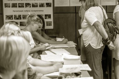 Odessa, Ukrayna - 21 Temmuz 2019: Ukrayna seçimleri. Ukrayna parlamentosuna ulusal siyasi seçimlerde seçmenler tarafından oy insanlar için yer. Seçmenler için oy sandığı. Sandık merkezinde seçmenler