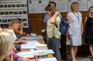 Odessa, Ukrayna - 21 Temmuz 2019: Ukrayna seçimleri. Ukrayna parlamentosuna ulusal siyasi seçimlerde seçmenler tarafından oy insanlar için yer. Seçmenler için oy sandığı. Sandık merkezinde seçmenler