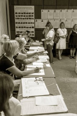 Odessa, Ukrayna - 21 Temmuz 2019: Ukrayna seçimleri. Ukrayna parlamentosuna ulusal siyasi seçimlerde seçmenler tarafından oy insanlar için yer. Seçmenler için oy sandığı. Sandık merkezinde seçmenler