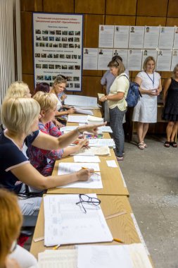 Odessa, Ukrayna - 21 Temmuz 2019: Ukrayna seçimleri. Ukrayna parlamentosuna ulusal siyasi seçimlerde seçmenler tarafından oy insanlar için yer. Seçmenler için oy sandığı. Sandık merkezinde seçmenler