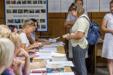 Odessa, Ukrayna - 21 Temmuz 2019: Ukrayna seçimleri. Ukrayna parlamentosuna ulusal siyasi seçimlerde seçmenler tarafından oy insanlar için yer. Seçmenler için oy sandığı. Sandık merkezinde seçmenler