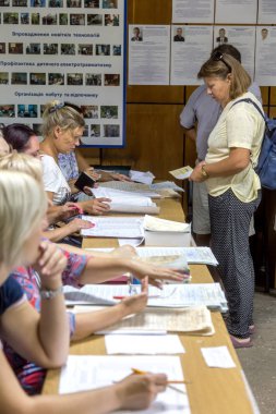 Odessa, Ukrayna - 21 Temmuz 2019: Ukrayna seçimleri. Ukrayna parlamentosuna ulusal siyasi seçimlerde seçmenler tarafından oy insanlar için yer. Seçmenler için oy sandığı. Sandık merkezinde seçmenler