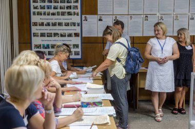 Odessa, Ukrayna - 21 Temmuz 2019: Ukrayna seçimleri. Ukrayna parlamentosuna ulusal siyasi seçimlerde seçmenler tarafından oy insanlar için yer. Seçmenler için oy sandığı. Sandık merkezinde seçmenler