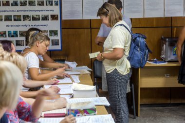 Odessa, Ukrayna - 21 Temmuz 2019: Ukrayna seçimleri. Ukrayna parlamentosuna ulusal siyasi seçimlerde seçmenler tarafından oy insanlar için yer. Seçmenler için oy sandığı. Sandık merkezinde seçmenler