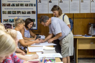 Odessa, Ukrayna - 21 Temmuz 2019: Ukrayna seçimleri. Ukrayna parlamentosuna ulusal siyasi seçimlerde seçmenler tarafından oy insanlar için yer. Seçmenler için oy sandığı. Sandık merkezinde seçmenler