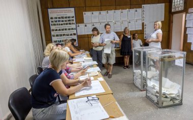 Odessa, Ukrayna - 21 Temmuz 2019: Ukrayna seçimleri. Ukrayna parlamentosuna ulusal siyasi seçimlerde seçmenler tarafından oy insanlar için yer. Seçmenler için oy sandığı. Sandık merkezinde seçmenler
