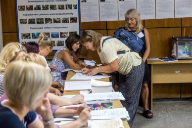 Odessa, Ukrayna - 21 Temmuz 2019: Ukrayna seçimleri. Ukrayna parlamentosuna ulusal siyasi seçimlerde seçmenler tarafından oy insanlar için yer. Seçmenler için oy sandığı. Sandık merkezinde seçmenler