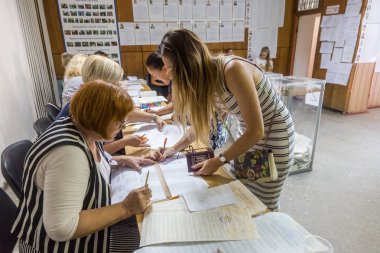 Odessa, Ukrayna - 21 Temmuz 2019: Ukrayna seçimleri. Ukrayna parlamentosuna ulusal siyasi seçimlerde seçmenler tarafından oy insanlar için yer. Seçmenler için oy sandığı. Sandık merkezinde seçmenler