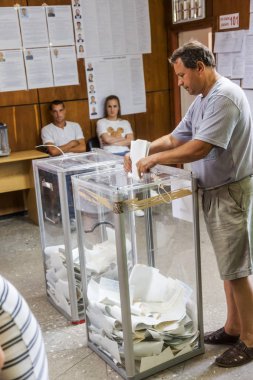 Odessa, Ukrayna - 21 Temmuz 2019: Ukrayna seçimleri. Ukrayna parlamentosuna ulusal siyasi seçimlerde seçmenler tarafından oy insanlar için yer. Seçmenler için oy sandığı. Sandık merkezinde seçmenler