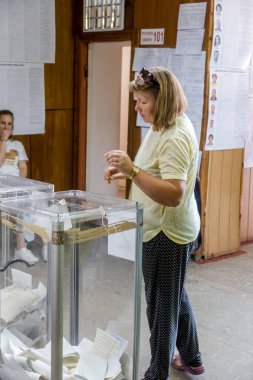 Odessa, Ukrayna - 21 Temmuz 2019: Ukrayna seçimleri. Ukrayna parlamentosuna ulusal siyasi seçimlerde seçmenler tarafından oy insanlar için yer. Seçmenler için oy sandığı. Sandık merkezinde seçmenler