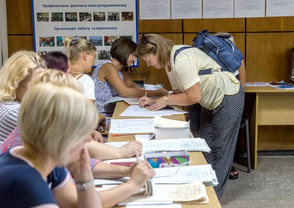 Odessa, Ukrayna - 21 Temmuz 2019: Ukrayna seçimleri. Ukrayna parlamentosuna ulusal siyasi seçimlerde seçmenler tarafından oy insanlar için yer. Seçmenler için oy sandığı. Sandık merkezinde seçmenler