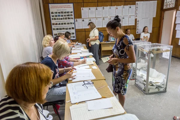 乌克兰奥德萨 2019年7月21日 乌克兰选举 乌克兰议会选举中由选民投票的场所 选民投票箱 投票站的选民 — 图库照片