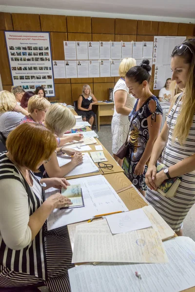 乌克兰奥德萨 2019年7月21日 乌克兰选举 乌克兰议会选举中由选民投票的场所 选民投票箱 投票站的选民 — 图库照片