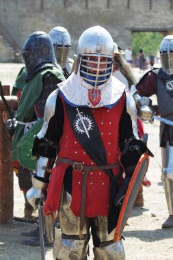 Odessa, Ukrayna - 20 Temmuz 2019: Ortaçağ performansında ortaçağ silahlarıyla Şövalyelerin Savaşı. Şövalyeler ortaçağ kültür festivali savaş turnuvası sırasında sahada mücadele