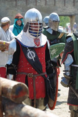 Odessa, Ukrayna - 20 Temmuz 2019: Ortaçağ performansında ortaçağ silahlarıyla Şövalyelerin Savaşı. Şövalyeler ortaçağ kültür festivali savaş turnuvası sırasında sahada mücadele