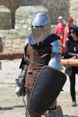 Odessa, Ukrayna - 20 Temmuz 2019: Ortaçağ performansında ortaçağ silahlarıyla Şövalyelerin Savaşı. Şövalyeler ortaçağ kültür festivali savaş turnuvası sırasında sahada mücadele