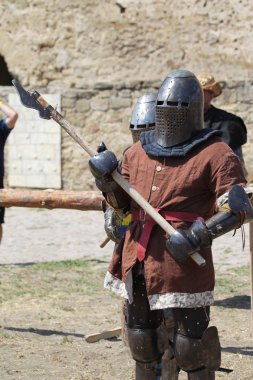 Odessa, Ukrayna - 20 Temmuz 2019: Ortaçağ performansında ortaçağ silahlarıyla Şövalyelerin Savaşı. Şövalyeler ortaçağ kültür festivali savaş turnuvası sırasında sahada mücadele