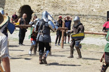 Odessa, Ukrayna - 20 Temmuz 2019: Ortaçağ performansında ortaçağ silahlarıyla Şövalyelerin Savaşı. Şövalyeler ortaçağ kültür festivali savaş turnuvası sırasında sahada mücadele
