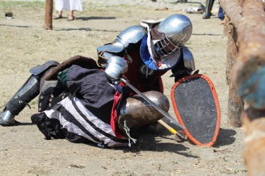 Odessa, Ukrayna - 20 Temmuz 2019: Ortaçağ performansında ortaçağ silahlarıyla Şövalyelerin Savaşı. Şövalyeler ortaçağ kültür festivali savaş turnuvası sırasında sahada mücadele