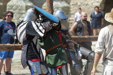Odessa, Ukrayna - 20 Temmuz 2019: Ortaçağ performansında ortaçağ silahlarıyla Şövalyelerin Savaşı. Şövalyeler ortaçağ kültür festivali savaş turnuvası sırasında sahada mücadele