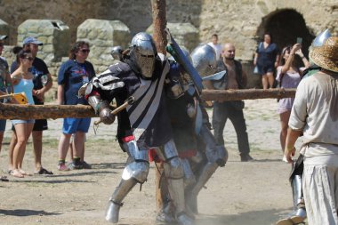 Odessa, Ukrayna - 20 Temmuz 2019: Ortaçağ performansında ortaçağ silahlarıyla Şövalyelerin Savaşı. Şövalyeler ortaçağ kültür festivali savaş turnuvası sırasında sahada mücadele