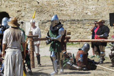 Odessa, Ukrayna - 20 Temmuz 2019: Ortaçağ performansında ortaçağ silahlarıyla Şövalyelerin Savaşı. Şövalyeler ortaçağ kültür festivali savaş turnuvası sırasında sahada mücadele