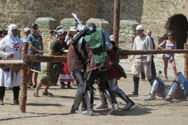 Odessa, Ukrayna - 20 Temmuz 2019: Ortaçağ performansında ortaçağ silahlarıyla Şövalyelerin Savaşı. Şövalyeler ortaçağ kültür festivali savaş turnuvası sırasında sahada mücadele