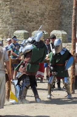 Odessa, Ukrayna - 20 Temmuz 2019: Ortaçağ performansında ortaçağ silahlarıyla Şövalyelerin Savaşı. Şövalyeler ortaçağ kültür festivali savaş turnuvası sırasında sahada mücadele